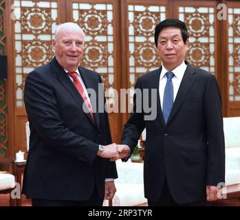 (181016) -- BEIJING, le 16 octobre 2018 -- Li Zhanshu (R), président du Comité permanent du Congrès national du peuple (NPC), rencontre le roi de Norvège Harald V au Grand Hall du peuple à Beijing, capitale de la Chine, le 16 octobre 2018.) (ly) CHINA-BEIJING-LI ZHANSHU-NORWAY KING-MEETING (CN) RaoxAimin PUBLICATIONxNOTxINxCHN Banque D'Images