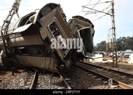 (181016) -- BOUKNADEL, 16 octobre 2018 () -- une photo prise le 16 octobre montre le lieu de l'accident de train à Bouknadel, Maroc. Un train a déraillé mardi dans le nord du Maroc, tuant six passagers et en blessant 86 autres, a indiqué une source officielle.()(rh) MAROC-BOUKNADEL-ACCIDENT DE TRAIN Xinhua PUBLICATIONxNOTxINxCHN Banque D'Images