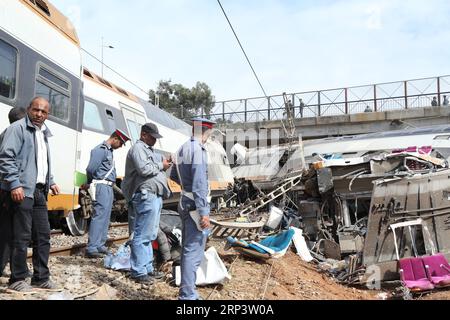 (181016) -- BOUKNADEL, 16 octobre 2018 () -- la police marocaine enquête sur le site d'un accident de train à Bouknadel, Maroc, le 16 octobre 2018. Un train a déraillé mardi dans le nord du Maroc, tuant six passagers et en blessant 86 autres, a indiqué une source officielle.()(rh) MAROC-BOUKNADEL-ACCIDENT DE TRAIN Xinhua PUBLICATIONxNOTxINxCHN Banque D'Images