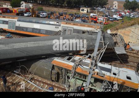 (181016) -- BOUKNADEL, 16 octobre 2018 () -- une photo prise le 16 octobre montre le lieu de l'accident de train à Bouknadel, Maroc. Un train a déraillé mardi dans le nord du Maroc, tuant six passagers et en blessant 86 autres, a indiqué une source officielle.()(rh) MAROC-BOUKNADEL-ACCIDENT DE TRAIN Xinhua PUBLICATIONxNOTxINxCHN Banque D'Images