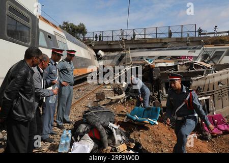 (181016) -- BOUKNADEL, 16 octobre 2018 () -- la police marocaine enquête sur le site d'un accident de train à Bouknadel, Maroc, le 16 octobre 2018. Un train a déraillé mardi dans le nord du Maroc, tuant six passagers et en blessant 86 autres, a indiqué une source officielle.()(rh) MAROC-BOUKNADEL-ACCIDENT DE TRAIN Xinhua PUBLICATIONxNOTxINxCHN Banque D'Images