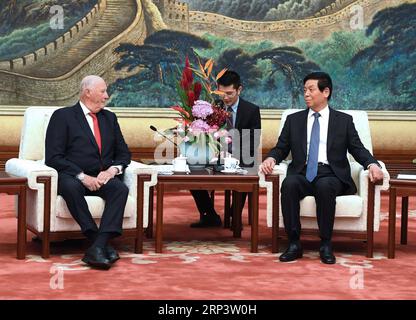 (181016) -- BEIJING, le 16 octobre 2018 -- Li Zhanshu (R), président du Comité permanent du Congrès national du peuple (NPC), rencontre le roi de Norvège Harald V au Grand Hall du peuple à Beijing, capitale de la Chine, le 16 octobre 2018.) (ly) CHINA-BEIJING-LI ZHANSHU-NORWAY KING-MEETING (CN) RaoxAimin PUBLICATIONxNOTxINxCHN Banque D'Images