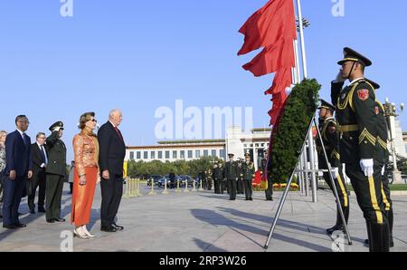 (181016) -- BEIJING, 16 octobre 2018 -- le roi de Norvège Harald V dépose une couronne au Monument aux héros du peuple sur la place Tian anmen à Beijing, capitale de la Chine, le 16 octobre 2018.) (ly) CHINE-PÉKIN-NORVÈGE-ROI-MONUMENT-TRIBUTE (CN) ZhangxLing PUBLICATIONxNOTxINxCHN Banque D'Images