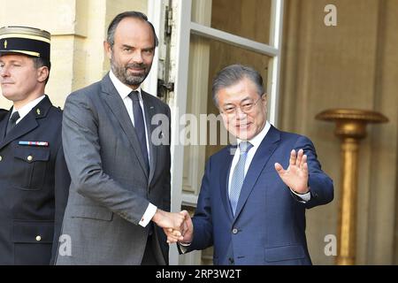 (181016) -- PARIS, le 16 octobre 2018 -- visite du président sud-coréen Moon Jae-in (1e R) serre la main du Premier ministre français Edouard Philippe lors de leur rencontre à Paris, France, le 16 octobre 2018.) FRANCE-PARIS-CORÉE DU SUD-PRÉSIDENT-VISITE JACKXCHAN PUBLICATIONXNOTXINXCHN Banque D'Images