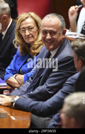 (181016) -- PARIS, 16 octobre 2018 -- la photo prise le 16 octobre 2018 montre le nouveau ministre de l'Agriculture et de l'alimentation Didier Guillaume (C) à Paris, France. Le président français Emmanuel Macron a nommé mardi Christophe Castaner, l'un de ses principaux soutiens, pour superviser les affaires intérieures et remplacer Gérard Collomb, dans son dernier remaniement ministériel. FRANCE-PARIS-CABINET-REMANIEMENT JackxChan PUBLICATIONxNOTxINxCHN Banque D'Images