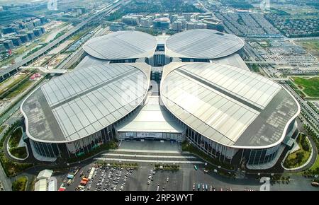 (181017) -- BEIJING, 17 octobre 2018 -- une photo montre le National Exhibition and Convention Center, lieu de la China International Import Expo (CIIE) 2018, à Shanghai, dans l'est de la Chine. Xinhua Headlines : un an plus tard, la Chine navigue dans une nouvelle ère sous Xi FangxZhe PUBLICATIONxNOTxINxCHN Banque D'Images