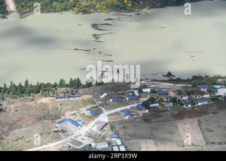 (181018) -- NYINGCHI, 18 octobre 2018 (Xinhua) -- une photo aérienne prise le 18 octobre 2018 montre le village de Jiala menacé par le lac barrière causé par le glissement de terrain sur la rivière Yarlung Tsangpo dans le comté de Menling, dans la région autonome du Tibet du sud-ouest de la Chine. Plus de 6 000 personnes ont été évacuées après la formation d'un lac barrière suite à un glissement de terrain dans la rivière Yarlung Tsangpo, dans la région autonome du Tibet du sud-ouest de la Chine, ont déclaré jeudi les autorités locales. Selon le siège local des secours en cas de catastrophe, le glissement de terrain a frappé au petit matin de mercredi près d'un village dans le comté de Menling, bloquant Banque D'Images