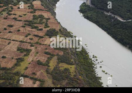 (181018) -- NYINGCHI, 18 octobre 2018 (Xinhua) -- une photo aérienne prise le 18 octobre 2018 montre une route complètement submergée par le lac barrière causé par le glissement de terrain sur la rivière Yarlung Tsangpo dans le comté de Menling, dans la région autonome du Tibet du sud-ouest de la Chine. Plus de 6 000 personnes ont été évacuées après la formation d'un lac barrière suite à un glissement de terrain dans la rivière Yarlung Tsangpo, dans la région autonome du Tibet du sud-ouest de la Chine, ont déclaré jeudi les autorités locales. Selon le siège local des secours en cas de catastrophe, le glissement de terrain a frappé au petit matin de mercredi près d'un village dans le comté de Menling, bloquant Banque D'Images