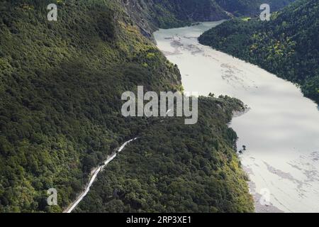 (181018) -- NYINGCHI, 18 octobre 2018 (Xinhua) -- une photo aérienne prise le 18 octobre 2018 montre une route partiellement submergée par un lac barrière causé par un glissement de terrain sur la rivière Yarlung Tsangpo dans le comté de Menling, dans la région autonome du Tibet du sud-ouest de la Chine. Plus de 6 000 personnes ont été évacuées après la formation d'un lac barrière suite à un glissement de terrain dans la rivière Yarlung Tsangpo, dans la région autonome du Tibet du sud-ouest de la Chine, ont déclaré jeudi les autorités locales. Selon le siège local des secours en cas de catastrophe, le glissement de terrain a frappé aux premières heures de mercredi près d'un village dans le comté de Menling, bloquant le Banque D'Images