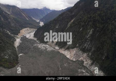 Actualités Bilder des Tages (181018) -- NYINGCHI, 18 octobre 2018 (Xinhua) -- une photo aérienne prise le 18 octobre 2018 montre le corps du glissement de terrain bloquant la rivière Yarlung Tsangpo dans le comté de Menling, dans la région autonome du Tibet du sud-ouest de la Chine. Plus de 6 000 personnes ont été évacuées après la formation d'un lac barrière suite à un glissement de terrain dans la rivière Yarlung Tsangpo, dans la région autonome du Tibet du sud-ouest de la Chine, ont déclaré jeudi les autorités locales. Selon le siège local des secours en cas de catastrophe, le glissement de terrain a frappé aux premières heures de mercredi près d un village dans le comté de Menling, bloquant l eau de la rivière Banque D'Images