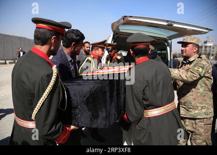 (181018) -- KABOUL, le 18 octobre 2018 -- des soldats afghans portent le cercueil d'Abdul Jabar Qahraman, candidat au Parlement tué dans un attentat à la bombe, à Kaboul, capitale de l'Afghanistan, le 18 octobre 2018. Lors d'une dernière attaque contre le processus électoral afghan, une bombe a sauté mercredi dans le bureau de campagne d'un candidat parlementaire de premier plan à Lashkar Gah, la capitale de la province troublée de Helmand, tuant Abdul Jabar Qahraman et en induisant huit autres. (hy) AFGHANISTAN-KABOUL-FUNÉRAILLES- CANDIDATE PARLEMENTAIRE RahmatxAlizadah PUBLICATIONxNOTxINxCHN Banque D'Images