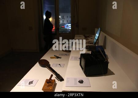 (181018) -- ATHÈNES, 18 octobre 2018 -- une photo prise le 17 octobre 2018 montre les effets personnels de réfugiés dans l'exposition Outcast Europe, Memories of Displacement and Movement à Athènes, Grèce. L'exposition Outcast Europe, Memories of Displacement and Movement durera jusqu'au 27 octobre en parallèle avec des concerts, des projections de films et des soirées de poésie. GRÈCE-ATHÈNES-EXPOSITION-RÉFUGIÉS MariosxLolos PUBLICATIONxNOTxINxCHN Banque D'Images