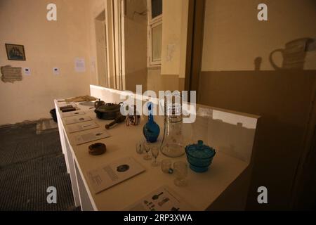 (181018) -- ATHÈNES, 18 octobre 2018 -- une photo prise le 17 octobre 2018 montre les effets personnels de réfugiés dans l'exposition Outcast Europe, Memories of Displacement and Movement à Athènes, Grèce. L'exposition Outcast Europe, Memories of Displacement and Movement durera jusqu'au 27 octobre en parallèle avec des concerts, des projections de films et des soirées de poésie. GRÈCE-ATHÈNES-EXPOSITION-RÉFUGIÉS MariosxLolos PUBLICATIONxNOTxINxCHN Banque D'Images