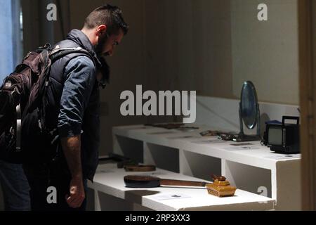 (181018) -- ATHÈNES, le 18 octobre 2018 -- Un visiteur voit des expositions à l'exposition Outcast Europe, Memories of Displacement and Movement à Athènes, Grèce, le 17 octobre 2018. L'exposition Outcast Europe, Memories of Displacement and Movement durera jusqu'au 27 octobre en parallèle avec des concerts, des projections de films et des soirées de poésie. GRÈCE-ATHÈNES-EXPOSITION-RÉFUGIÉS MariosxLolos PUBLICATIONxNOTxINxCHN Banque D'Images