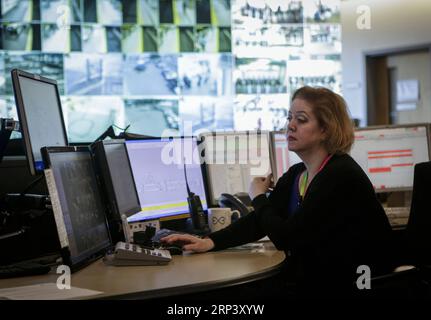 (181019) -- VANCOUVER, 19 oct. 2018 (Xinhua) -- un membre du personnel répond à un signal d'alerte précoce simulé de tremblement de terre à l'intérieur de la salle de contrôle de Canada Line pendant l'exercice de tremblement de terre Great Shakeout à Vancouver, Canada, le 18 octobre 2018. Environ 910 000 personnes ont participé à l'exercice annuel Great Shakeout Earthquake en Colombie-Britannique au Canada. Exercice simulé mené par Canada Line - système de trains sans conducteur et contrôlé par ordinateur de Vancouver, pour mettre en pratique la façon dont les exploitants de transport en commun et les résidents réagissent après l'alerte de déclenchement du système d'alerte précoce aux tremblements de terre. (Xinhua/Liang Sen) (qxy Banque D'Images