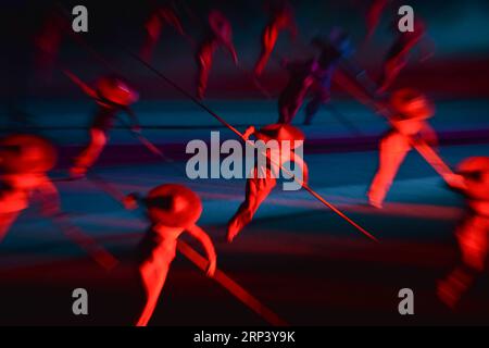 (181019) -- WUYISHAN, 19 octobre 2018 (Xinhua) -- les acteurs jouent le rôle de passeur sur la scène du spectacle musical en plein air impression Da Hong Pao dans la ville de Wuyishan, dans la province du Fujian du sud-est de la Chine, le 18 octobre 2018. (Xinhua/Song Weiwei)(gxn) CHINE-FUJIAN-WUYISHAN-TOURISME (CN) PUBLICATIONxNOTxINxCHN Banque D'Images