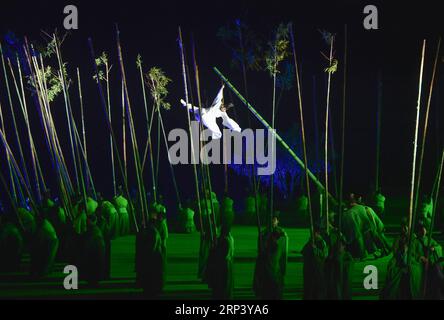 (181019) -- WUYISHAN, 19 octobre 2018 (Xinhua) -- des acteurs se produisent sur scène du spectacle musical en plein air impression Da Hong Pao dans la ville de Wuyishan, dans la province du Fujian du sud-est de la Chine, le 18 octobre 2018. (Xinhua/Song Weiwei)(gxn) CHINE-FUJIAN-WUYISHAN-TOURISME (CN) PUBLICATIONxNOTxINxCHN Banque D'Images