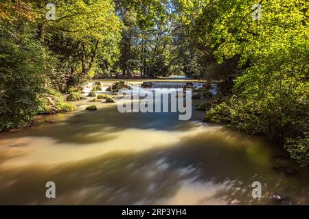 BAVIÈRE : MUNICH - JARDIN ANGLAIS - EISBACH Banque D'Images