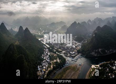 (181020) -- GUILIN, 20 octobre 2018 -- une photo aérienne combinée prise le 18 octobre 2018 montre le paysage de la ville de Xingping dans le comté de Yangshuo de Guilin, dans la région autonome de Guangxi Zhuang, dans le sud de la Chine. Guilin, dans la partie nord du Guangxi, est connue pour ses montagnes karstiques pittoresques et ses belles rivières. Il est devenu une attraction touristique populaire. ) (Sxk) CHINA-GUANGXI-GUILIN-SCENERY (CN) LixXin PUBLICATIONxNOTxINxCHN Banque D'Images