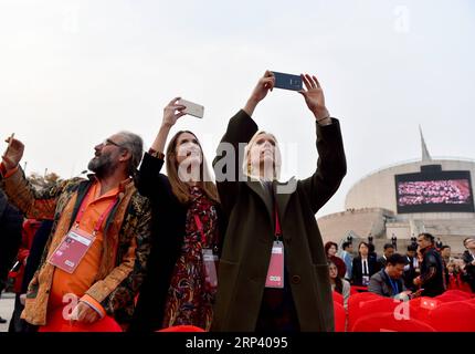 (181020) -- BEIJING, 20 octobre 2018 (Xinhua) -- trois invités prennent des photos lors de la cérémonie d'ouverture de photo Beijing 2018 au Monument du millénaire de Chine à Beijing, capitale de la Chine, le 20 octobre 2018. Photo Beijing 2018, un événement international de photographie, a ouvert ses portes samedi. Du 20 au 29 octobre, l'événement comprend une série d'expositions, de conférences, de marchés et d'activités spéciales. (Xinhua/Luo Xiaoguang) (lmm) CHINA-BEIJING-ART-PHOTOGRAPHY-EVENT (CN) PUBLICATIONxNOTxINxCHN Banque D'Images