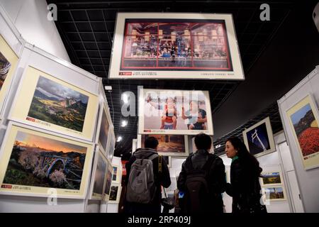 (181020) -- BEIJING, 20 octobre 2018 (Xinhua) -- les visiteurs regardent des œuvres de photographie mobile exposées à photo Beijing 2018 à Beijing, capitale de la Chine, le 20 octobre 2018. Photo Beijing 2018, un événement international de photographie, a ouvert ses portes samedi. Du 20 au 29 octobre, l'événement comprend une série d'expositions, de conférences, de marchés et d'activités spéciales. (Xinhua/Luo Xiaoguang) (lmm) CHINA-BEIJING-ART-PHOTOGRAPHY-EVENT (CN) PUBLICATIONxNOTxINxCHN Banque D'Images