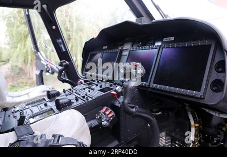 (181020) -- SHANGHAI, 20 octobre 2018 (Xinhua) -- la photo montre la vue intérieure de l'hélicoptère AW189 fabriqué par Leonardo d'Italie à Shanghai, dans l'est de la Chine, le 20 octobre 2018. L'hélicoptère sera exposé à la prochaine China International Import Expo. (Xinhua/Fang Zhe) (zyd) CHINA-SHANGHAI-CIIE-HELICOPTERE (CN) PUBLICATIONxNOTxINxCHN Banque D'Images