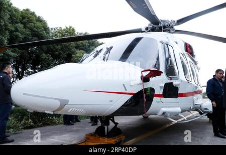 (181020) -- SHANGHAI, 20 octobre 2018 (Xinhua) -- un hélicoptère AW189 fabriqué par Leonardo en Italie atterrit à Shanghai, dans l'est de la Chine, le 20 octobre 2018. L'hélicoptère sera exposé à la prochaine China International Import Expo. (Xinhua/Fang Zhe) (zyd) CHINA-SHANGHAI-CIIE-HELICOPTERE (CN) PUBLICATIONxNOTxINxCHN Banque D'Images