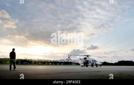 (181020) -- SHANGHAI, 20 octobre 2018 (Xinhua) -- un hélicoptère AW189 fabriqué par Leonardo en Italie atterrit à Shanghai, dans l'est de la Chine, le 20 octobre 2018. L'hélicoptère sera exposé à la prochaine China International Import Expo. (Xinhua/Fang Zhe) (zyd) CHINA-SHANGHAI-CIIE-HELICOPTERE (CN) PUBLICATIONxNOTxINxCHN Banque D'Images