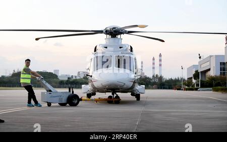 (181020) -- SHANGHAI, 20 octobre 2018 (Xinhua) -- Un membre du personnel transfère l'hélicoptère AW189 fabriqué par Leonardo d'Italie à Shanghai, dans l'est de la Chine, le 20 octobre 2018. L'hélicoptère sera exposé à la prochaine China International Import Expo. (Xinhua/Fang Zhe) (zyd) CHINA-SHANGHAI-CIIE-HELICOPTERE (CN) PUBLICATIONxNOTxINxCHN Banque D'Images