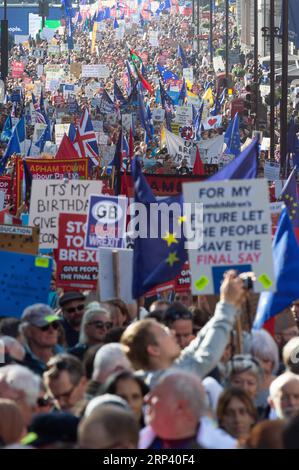 (181020) -- LONDRES, le 20 octobre 2018 -- les gens participent à la marche électorale populaire à Londres, en Grande-Bretagne, le 20 octobre 2018. Près de 700 000 personnes ont défilé à Londres samedi après-midi pour réclamer un deuxième référendum sur le Brexit. GRANDE-BRETAGNE-LONDRES-BREXIT VOTE-MANIFESTATION RayxTang PUBLICATIONxNOTxINxCHN Banque D'Images