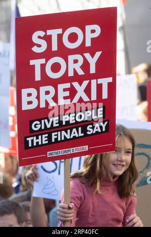 (181020) -- LONDRES, le 20 octobre 2018 -- Une jeune fille participe à la marche électorale populaire à Londres, en Grande-Bretagne, le 20 octobre 2018. Près de 700 000 personnes ont défilé à Londres samedi après-midi pour réclamer un deuxième référendum sur le Brexit. GRANDE-BRETAGNE-LONDRES-BREXIT VOTE-MANIFESTATION RayxTang PUBLICATIONxNOTxINxCHN Banque D'Images