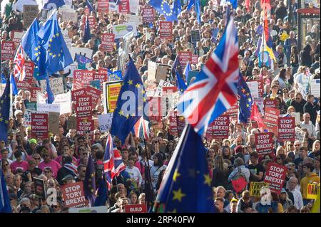 (181020) -- LONDRES, le 20 octobre 2018 -- les gens participent à la marche électorale populaire à Londres, en Grande-Bretagne, le 20 octobre 2018. Près de 700 000 personnes ont défilé à Londres samedi après-midi pour réclamer un deuxième référendum sur le Brexit. GRANDE-BRETAGNE-LONDRES-BREXIT VOTE-MANIFESTATION RayxTang PUBLICATIONxNOTxINxCHN Banque D'Images