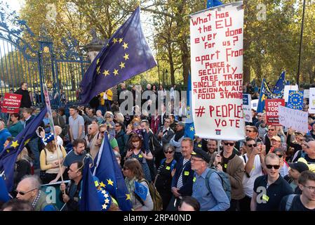 (181020) -- LONDRES, le 20 octobre 2018 -- les gens participent à la marche électorale populaire à Londres, en Grande-Bretagne, le 20 octobre 2018. Près de 700 000 personnes ont défilé à Londres samedi après-midi pour réclamer un deuxième référendum sur le Brexit. GRANDE-BRETAGNE-LONDRES-BREXIT VOTE-MANIFESTATION RayxTang PUBLICATIONxNOTxINxCHN Banque D'Images