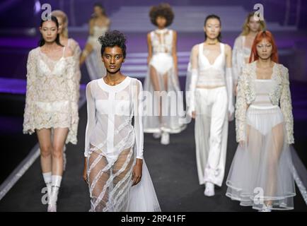 (181022) -- BEIJING, 22 octobre 2018 -- des mannequins présentent des créations de marque AIMER lors d'un défilé de mode à Beijing, capitale de la Chine, le 21 octobre 2018.) (Yxb) CHINA-BEIJING-FASHION SHOW(CN) CaixYang PUBLICATIONxNOTxINxCHN Banque D'Images