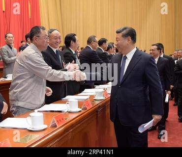 (181022) -- BEIJING, 22 octobre 2018 -- le président chinois Xi Jinping, également secrétaire général du Comité central du Parti communiste chinois (PCC) et président de la Commission militaire centrale, serre la main des délégués au 17e Congrès national de la Fédération panchinoise des syndicats (ACFTU) à Pékin, capitale de la Chine, le 22 octobre 2018. (Wyo) CHINA-BEIJING-ACFTU-17E CONGRÈS NATIONAL-OUVERTURE (CN) LixXueren PUBLICATIONxNOTxINxCHN Banque D'Images