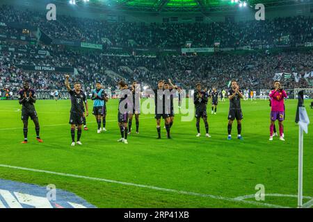 Sports, football, Bundesliga, 2023/2024, Borussia Moenchengladbach vs FC Bayern Munich 1-2, Stadium Borussia Park, Munich team remercient pour le soutien à leurs fans de football, LES RÈGLEMENTS DFL INTERDISENT TOUTE UTILISATION DE PHOTOGRAPHIES COMME SÉQUENCES D'IMAGES ET/OU QUASI-VIDÉO Banque D'Images