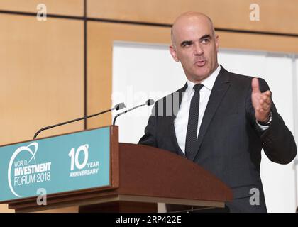 (181022) -- GENÈVE, le 22 2018 octobre 2018 -- le Président de la Suisse Alain Berset prend la parole au Forum mondial de l'investissement 2018 (WIF) à Genève, Suisse, le 22 octobre 2018. Le Forum mondial de l’investissement 2018 a débuté ici lundi avec des orateurs lors de la séance d’ouverture appelant à mettre l’accent sur l’incertitude économique actuelle et la coopération entre les secteurs public et privé sur les objectifs de développement durable (ODD). UNCTAD/) SWITZERLAND-GENEVA-WORLD INVESTMENT FORUM JEANXMARCXFERRE PUBLICATIONXNOTXINXCHN Banque D'Images