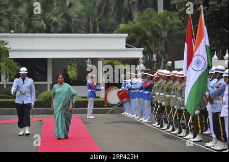 (181023) -- JAKARTA, le 23 octobre 2018 -- la ministre indienne de la Défense Nirmala Sitharaman (2e L) passe en revue les gardes d'honneur lors de sa visite à Jakarta, Indonésie, le 23 octobre 2018.) (gj) INDONÉSIE-JAKARTA-INDE-MINISTRE de la défense-VISITE Zulkarnain PUBLICATIONxNOTxINxCHN Banque D'Images