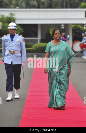 (181023) -- JAKARTA, le 23 octobre 2018 -- la ministre indienne de la Défense, Nirmala Sitharaman(R), passe en revue les gardes d'honneur lors de sa visite à Jakarta, Indonésie, le 23 octobre 2018.) (gj) INDONÉSIE-JAKARTA-INDE-MINISTRE de la défense-VISITE Zulkarnain PUBLICATIONxNOTxINxCHN Banque D'Images