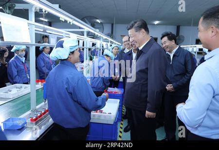 (181023) -- QINGYUAN, 23 octobre 2018 -- le président chinois Xi Jinping, également secrétaire général du Comité central du Parti communiste chinois et président de la Commission militaire centrale, visite une usine de jouets dans le village de Lianzhang, canton de Lianjiangkou, Yingde de la ville de Qingyuan, province du Guangdong, au sud de la Chine, le 23 octobre 2018. )(wyo) CHINA-GUANGDONG-QINGYUAN-XI JINPING-INSPECTION (CN) JuxPeng PUBLICATIONxNOTxINxCHN Banque D'Images