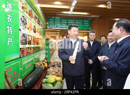 (181023) -- QINGYUAN, 23 octobre 2018 -- le président chinois Xi Jinping, également secrétaire général du Comité central du Parti communiste chinois et président de la Commission militaire centrale, visite un parc industriel de commerce électronique à Yingde de la ville de Qingyuan, dans la province du Guangdong, au sud de la Chine, lors d une visite d inspection, le 23 octobre 2018. )(wyo) CHINA-GUANGDONG-QINGYUAN-XI JINPING-INSPECTION (CN) JuxPeng PUBLICATIONxNOTxINxCHN Banque D'Images