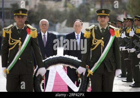 (181023) -- RAMALLAH, 23 octobre 2018 () -- le vice-président chinois Wang Qishan dépose une gerbe sur la tombe du défunt dirigeant palestinien Yasser Arafat à Ramallah, le 23 octobre 2018. (/Fadi Arouri) (wyo) PALESTINE-CHINE-WANG QISHAN-HAMDALLAH-RÉUNION xinhua PUBLICATIONxNOTxINxCHN Banque D'Images