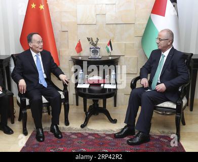 (181023) -- RAMALLAH, le 23 octobre 2018 -- le vice-président chinois Wang Qishan (à gauche) rencontre le Premier ministre palestinien Rami Hamdallah à Ramallah, le 23 octobre 2018.) (Wyo) PALESTINE-CHINE-WANG QISHAN-HAMDALLAH-MEETING PangxXinglei PUBLICATIONxNOTxINxCHN Banque D'Images