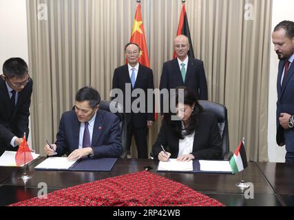 (181023) -- RAMALLAH, le 23 octobre 2018 -- le vice-président chinois Wang Qishan et le premier ministre palestinien Rami Hamdallah assistent à la signature d'un protocole d'accord sur le lancement de pourparlers de libre-échange sino-palestiniens et d'autres documents à Ramallah, le 23 octobre 2018.) (Zyd) PALESTINE-CHINE-WANG QISHAN-HAMDALLAH-MEMORANDUM PangxXinglei PUBLICATIONxNOTxINxCHN Banque D'Images