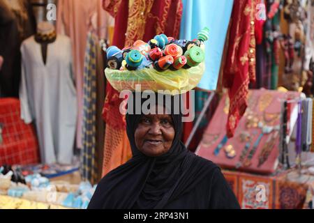 (181024) -- ASSOUAN (ÉGYPTE), 24 octobre 2018 -- Une femme nubienne vend de l'artisanat traditionnel dans le village de Gharb Soheil, à Assouan, dans le sud de l'Égypte, le 24 octobre 2018. Le village de Gharb Soheil est un vestige de la culture, de la langue, de l'art et de la nourriture uniques des Nubiens.) ÉGYPTE-ASSOUAN-GHARB SOHEIL VILLAGE AhmedxGomaa PUBLICATIONxNOTxINxCHN Banque D'Images