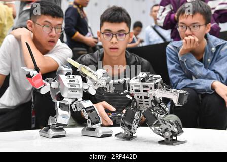 (181025) -- SHUNDE, 25 octobre 2018 -- des robots participent à une partie d'escrime lors de la 20e compétition nationale de robots et d'intelligence artificielle (NRAIC) dans le district de Shunde à Foshan, dans la province du Guangdong, dans le sud de la Chine, le 25 octobre 2018. La compétition a débuté ici mercredi. Plus de 200 équipes de 78 collèges chinois participeront à 49 épreuves de compétition dans 13 catégories.) (Zyd) CHINA-GUANGDONG-NRAIC (CN) LiuxDawei PUBLICATIONxNOTxINxCHN Banque D'Images