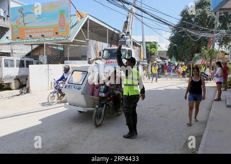 (181025) -- ÎLE DE BORACAY, 25 octobre 2018 -- Un policier dirige la circulation sur une route de l'île de Boracay, Philippines, 25 octobre 2018. La célèbre île de Boracay aux Philippines sera rouverte le 26 octobre. ) (yg) PHILIPPINES-BORACAY ISLAND-REOPEN RouellexUmali PUBLICATIONxNOTxINxCHN Banque D'Images