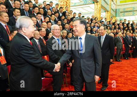 (181025) -- BEIJING, le 25 octobre 2018 -- Une cérémonie est organisée pour commémorer le 30e anniversaire du Conseil chinois pour la promotion de la réunification nationale pacifique à Beijing, capitale de la Chine, le 25 octobre 2018. Wang Yang, membre du Comité permanent du Bureau politique du Comité central du Parti communiste chinois et président du Comité national de la Conférence consultative politique du peuple chinois, a assisté à la cérémonie et prononcé un discours. )(WSW) CHINE-PÉKIN-CHINE CONSEIL POUR LA PROMOTION DE LA RÉUNIFICATION NATIONALE PACIFIQUE-CÉRÉMONIE (CN) LIUXBIN PUBLICATIONXNO Banque D'Images