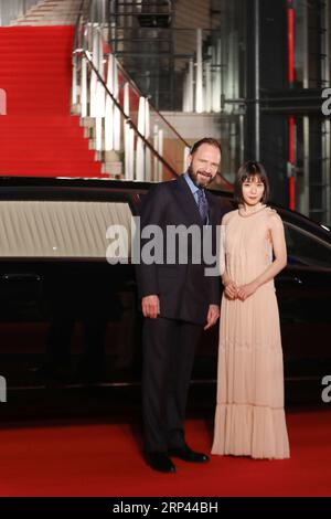 (181025) -- TOKYO, 25 octobre 2018 (Xinhua) -- le réalisateur Ralph Fiennes (à gauche) et l'actrice Mayu Matsuoka posent pour une photo sur le tapis rouge pour la cérémonie d'ouverture du 31e Festival international du film de Tokyo, Tokyo, Japon, le 25 octobre 2018. (Xinhua/du Xiaoyi)(dtf) JAPON-TOKYO-FILM FESTIVAL-TAPIS ROUGE PUBLICATIONxNOTxINxCHN Banque D'Images