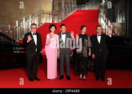 (181025) -- TOKYO, 25 oct. 2018 (Xinhua) -- le jury de la compétition internationale met la main sur le tapis rouge pour la cérémonie d'ouverture du 31e Festival international du film de Tokyo, Tokyo, Japon, le 25 octobre 2018. (Xinhua/du Xiaoyi)(dtf) JAPON-TOKYO-FILM FESTIVAL-TAPIS ROUGE PUBLICATIONxNOTxINxCHN Banque D'Images